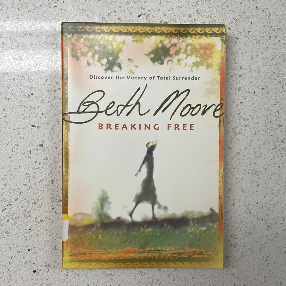 Breaking Free: Discover the Victory of Total Surrender, A Book by Beth Moore